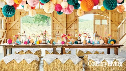 une grange du pays du vin ornée de lanternes en nid d'abeille et d'une table dressée pour une fête