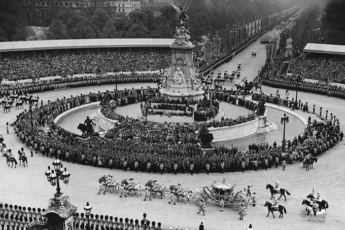 la procession du couronnement du roi George VI en 1937 devant le palais de Buckingham photo par © hulton deutsch collectioncorbiscorbis via getty images