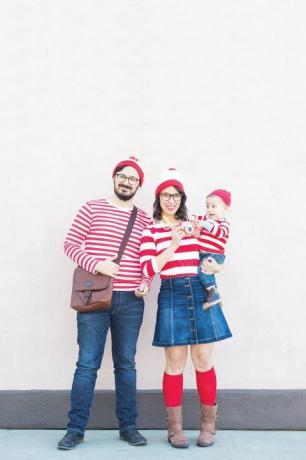 maman, papa et bébé habillés comme le personnage de Where's waldo avec des chemises à rayures blanches et rouges et des bonnets en tricot