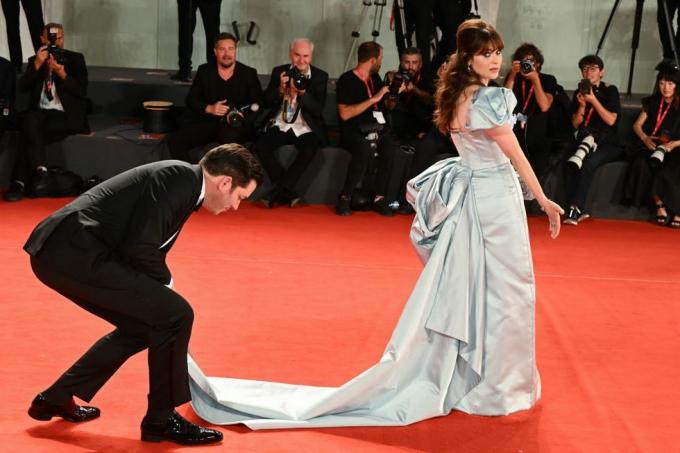 venise, italie septembre 07 jonathan scott et zooey deschanel assistent au tapis rouge sauvage dreamin à la 79e venise festival international du film le 07 septembre 2022 à venise, italie photo de stephane cardinale corbiscorbis via getty images