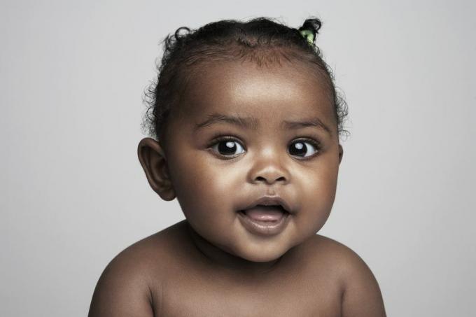 bébé fille de 6 à 9 mois souriant, portrait