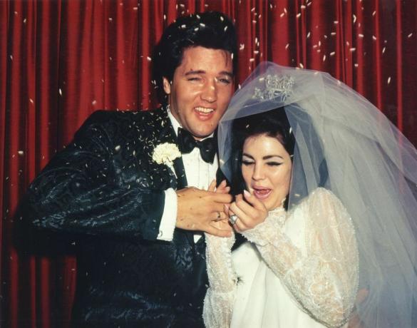 états-unis 01 mai photos de mariage d'elvis presley à priscilla le 01 mai 1967 photo par michael ochs archivesgetty images