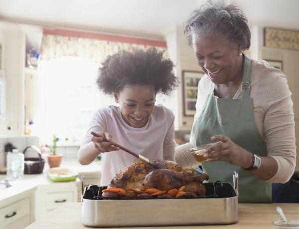 femme plus âgée et sa petite-fille cuisinant ensemble dans la cuisine