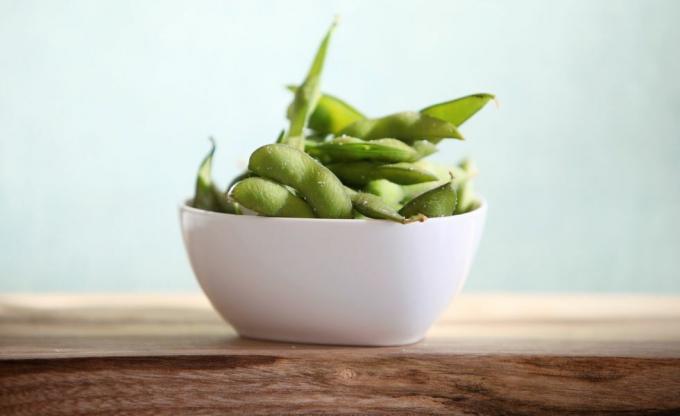 Edamame dans un plat blanc