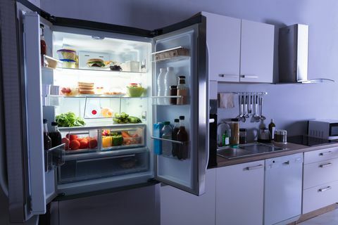 Réfrigérateur ouvert dans la cuisine