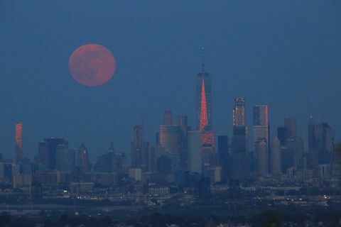 fraise lune se lève sur new york city
