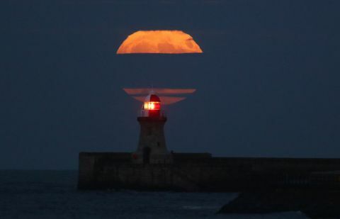 La super lune au-dessus du phare de South Shields