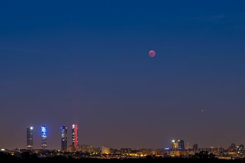 Une lune de sang sur les toits de Madrid lors d'un total lunaire ...