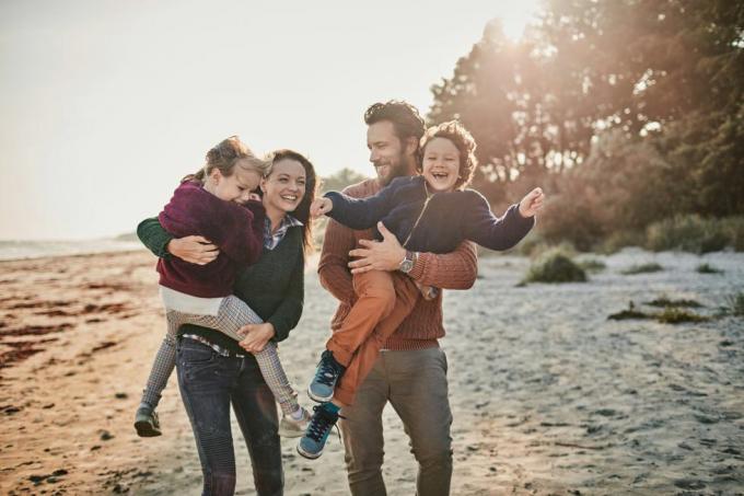 gros plan d'une famille heureuse profitant du temps sur la plage