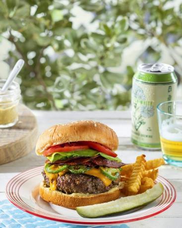 burgers de bœuf avec jalapeños, cheddar et pepperoni croustillant