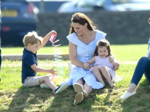 Le prince George et la princesse Charlotte jouent avec Kate Middleton