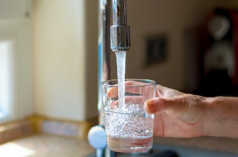 Évitez l'eau de boisson froide courante restez hydraté 