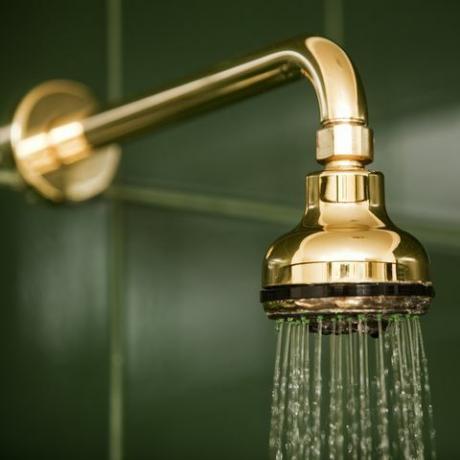 pommeau de douche de salle de bain en or métallique et eau courante