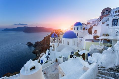 Églises au dôme bleu au coucher du soleil, Oia, Santorin