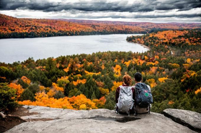 jeune couple randonnée en montagne et se détendre en regardant la vue