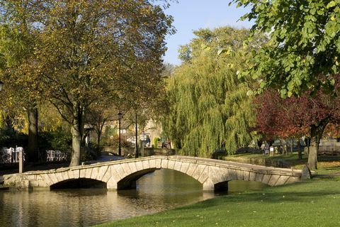 UK, Gloucestershire, Cotswolds, Bourton on the Water, River Windrush, automne