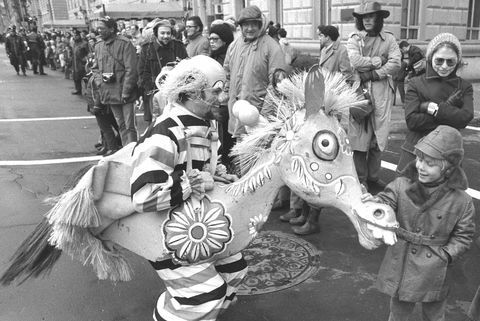 Clowns autour pour les jeunes au défilé de Thanksgiving de Macy en 1971