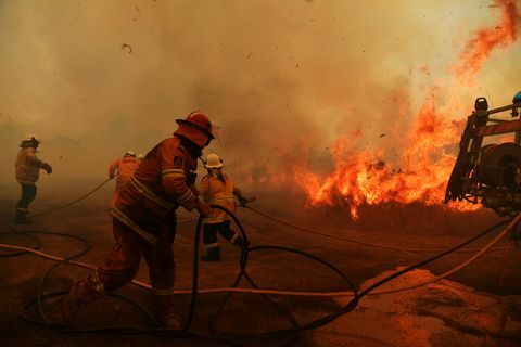 Les feux de brousse continuent de brûler à travers la Nouvelle-Galles du Sud alors que les conditions de feu catastrophiques s'améliorent