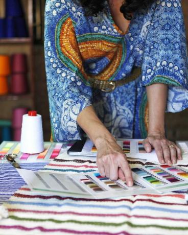 les textiles créés avec une navette par des métiers à pédales ont une longue tradition à Oaxaca, au Mexique, les métiers à pédales ne produisent aucune empreinte carbone puisqu'ils n'utilisent pas d'électricité