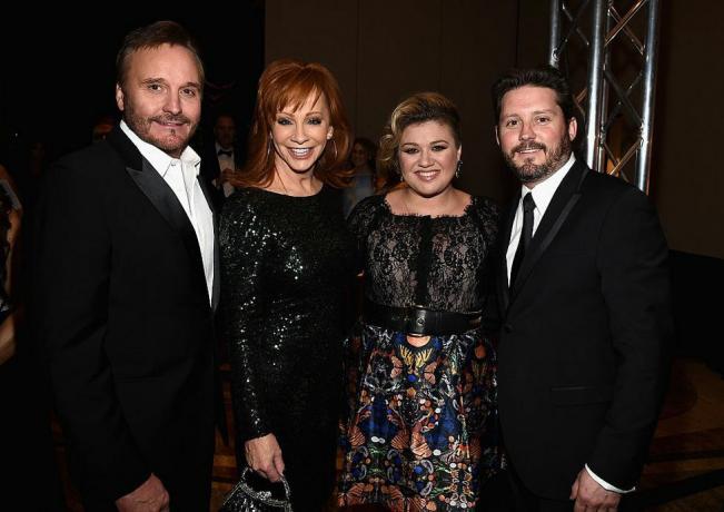 phénix, az mars 28 l r producteur de télévision narvel blackstock, chanteurs reba mcentire, kelly clarkson et brandon blackstock assistent au combat des célébrités muhammad alis nuit xxi au jw marriott phoenix desert ridge resort spa le 28 mars 2015 à phoenix, arizona photo de michael bucknergetty images pour le combat de célébrités nuit