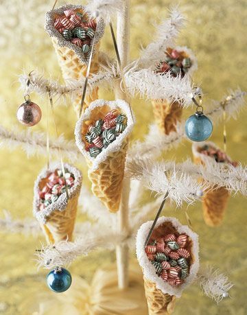 pizzelle bonbons cônes remplis de bonbons sur un arbre de Noël décoratif