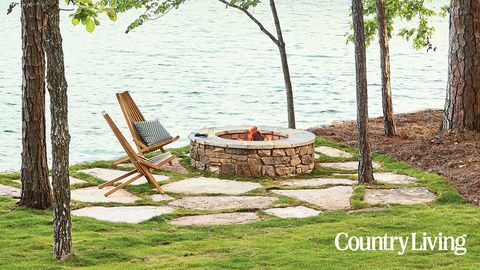 foyer avec deux chaises au bord d'un lac