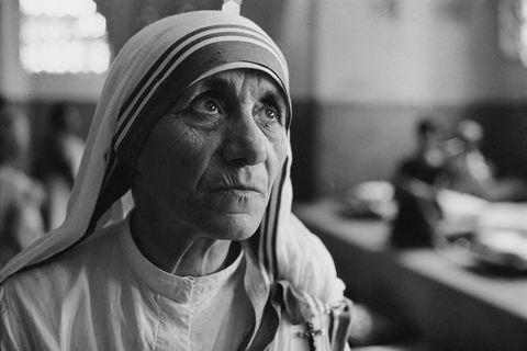 gros plan de mère teresa dans son habit de nonne regardant vers le ciel