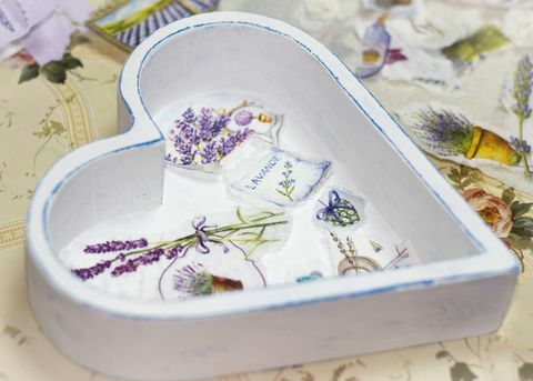Boîte en forme de coeur en bois blanc, avec des images de découpage de lavande sur le fond et découper du papier autour d'elle