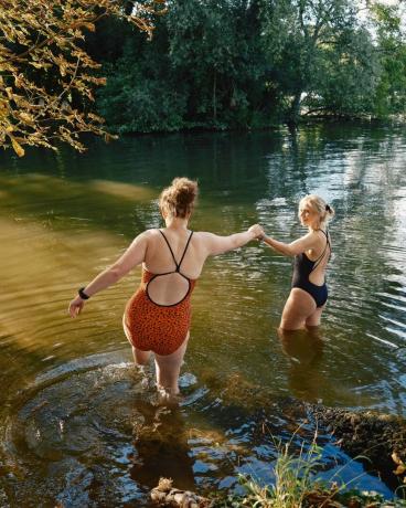 Royaume-uni, Buckinghamshire, Hurley, femmes sauvages nageant dans la Tamise