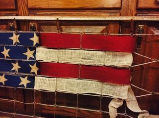 Cette décoration patriotique du 4 juillet est faite d'une vieille crèche