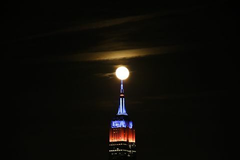 La super lune de Full Hunter se lève derrière New York