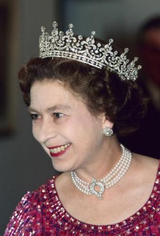 La reine portant un tour de cou en perles en 1983