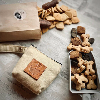 Sac à friandises en tweed et friandises pour chiens