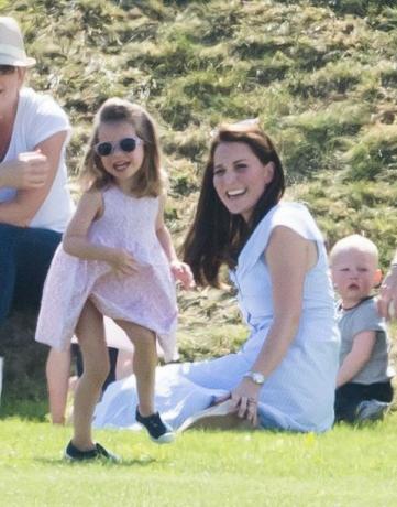 Le prince George et la princesse Charlotte jouent avec Kate Middleton