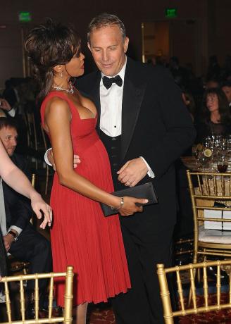 scottsdale, az avril 05 la chanteuse whitney houston et l'acteur kevin costner à muhammad alis celebrity fight night xiv au jw marriott desert ridge resort spa le 5 avril 2008 à scottsdale, arizona photo de michael caulfieldwireimage