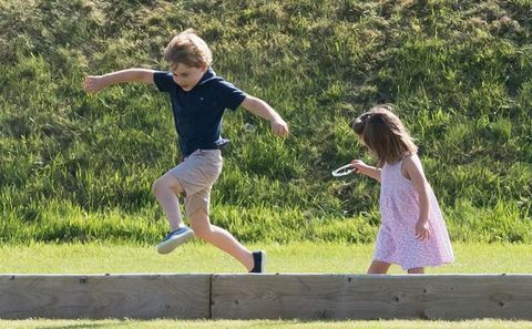 Le prince George et la princesse Charlotte jouent avec Kate Middleton