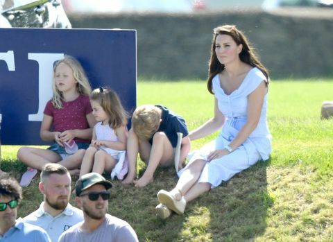 Le prince George et la princesse Charlotte jouent avec Kate Middleton