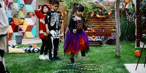 enfants jouant à la marelle à la fête d'halloween