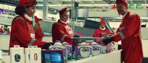 Argos Christmas annonce 2017 - emballage elfe