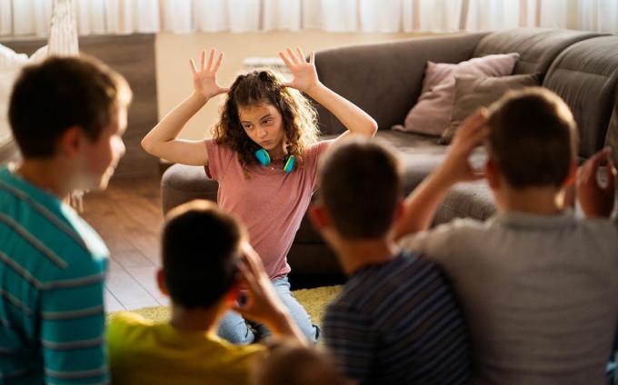 un groupe d'enfants jouant des idées de charades