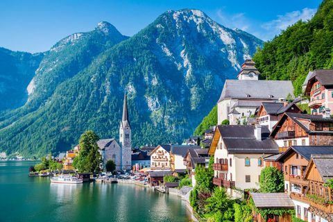 Village sur un lac avec des montagnes en Autriche