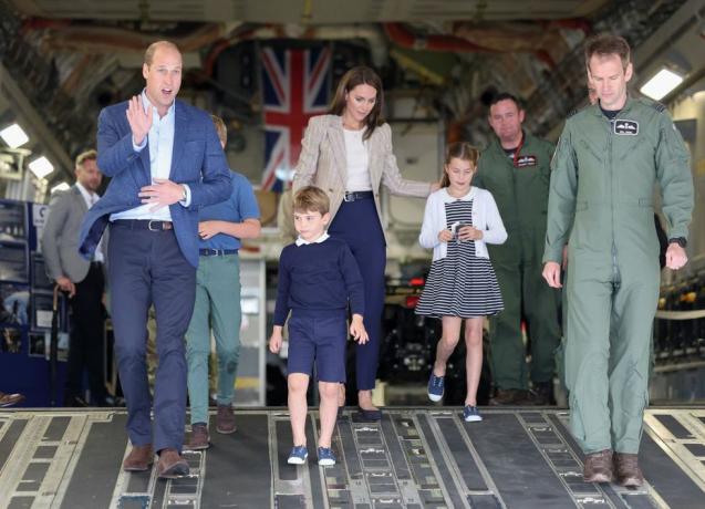 fairford, angleterre 14 juillet prince william, prince de galles et catherine, princesse de galles avec le prince george de galles, princesse charlotte de galles et prince louis de galles c alors qu'ils descendent la rampe d'un avion c17 lors de leur visite au tatouage aérien à raf fairford le 14 juillet 2023 à fairford, angleterre le prince et la princesse de Galles ont une relation étroite avec la raf, le prince ayant servi dans la force de recherche et de sauvetage pendant plus de trois ans, basée à raf vallée à anglesey le prince est commodore honoraire de l'air de raf coningsby et la princesse est commodore honoraire de l'air des cadets de l'air photo de chris jacksongetty images