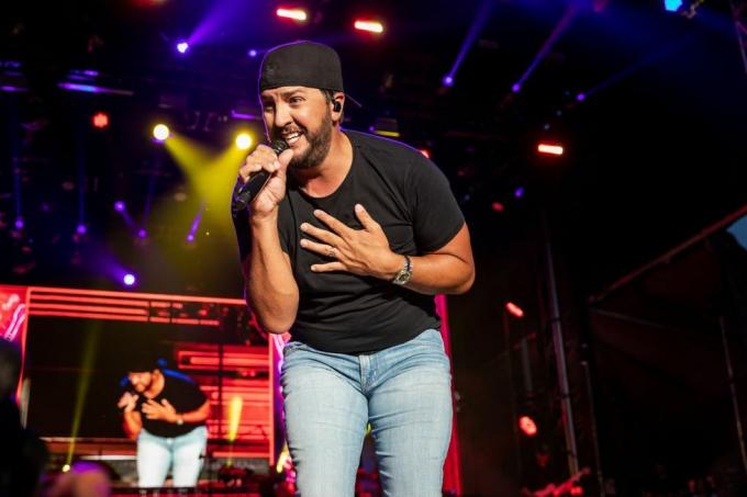 chicago, illinois 15 juillet luke bryan se produit sur scène au windy city smokeout au united center le 15 juillet 2023 à chicago, illinois photo de natasha moustachewireimage