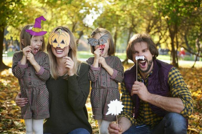 famille avec accessoires de photomaton d'Halloween
