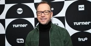 pasadena, ca 11 février donnie wahlberg pose dans la salle verte lors de la tournée de presse d'hiver tca turner 2019 au langham huntington hotel and spa le 11 février 2019 à pasadena, californie 505702 photo de john sciulligetty images pour tourneur