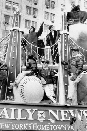 de nouveaux enfants sur le bloc sur les nouvelles quotidiennes flottent dans le défilé de Macy en 1981