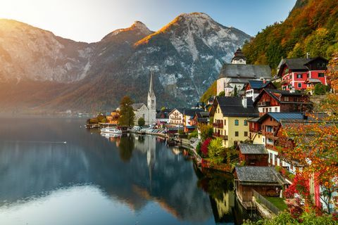 vue sur le lever du soleil du célèbre village de montagne hallstatt avec le lac hallstatter, autriche