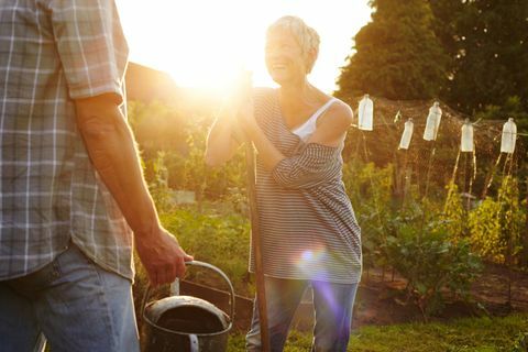 Jardinière heureuse et confiante