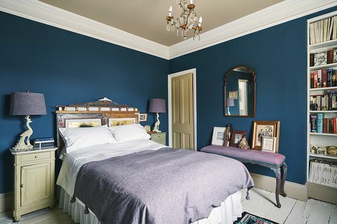 Chambre bleu et violet de mauvaise humeur dans la maison d'Annie Sloan à Oxford