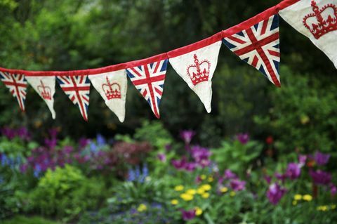 Drapeau britannique union jack pend sur jardin anglais